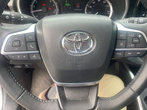 Used 2023 Toyota Highlander XLE AWD/4WD image 16