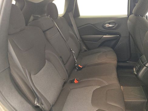 Used 2019 Jeep Cherokee Latitude w/ Popular Appearance Group FWD image 19