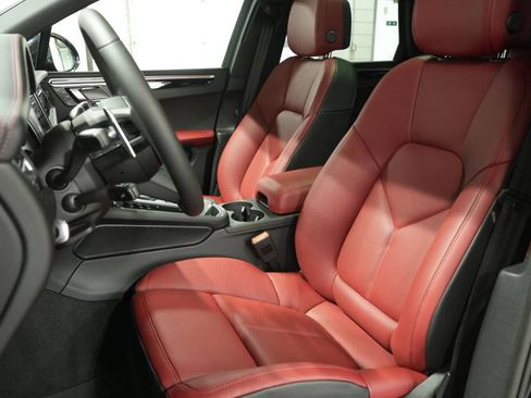 New 2025 Porsche Macan image 5