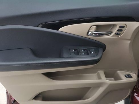 Used 2020 Honda Pilot Touring image 16