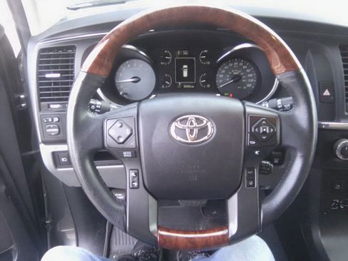 Used 2021 Toyota Sequoia Platinum image 10