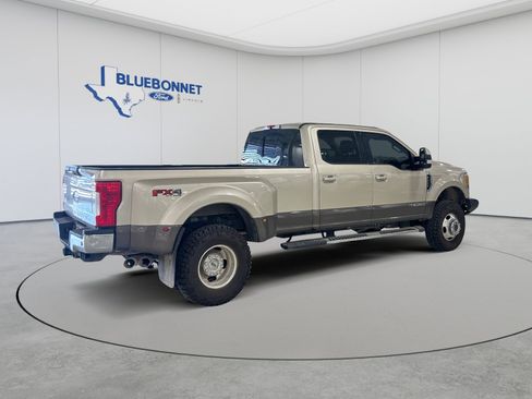 Used 2017 Ford F350 Lariat w/ Lariat Value Package AWD/4WD image 4