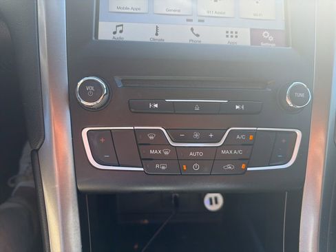 Used 2018 Ford Fusion SE w/ Fusion SE Technology Package image 15