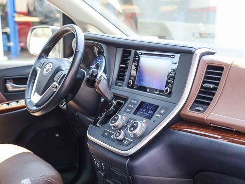 Certified 2020 Toyota Sienna Limited w/ Preferred Accessory Package FWD image 16