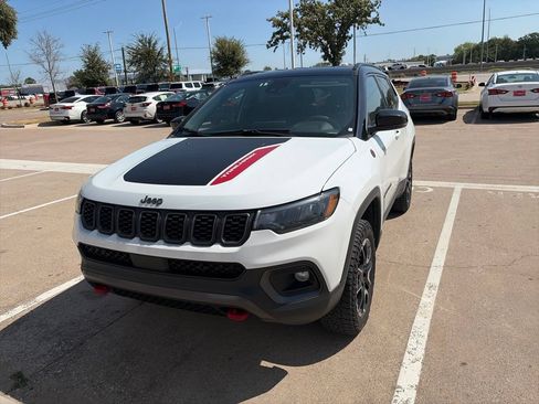 Used 2025 Jeep Compass Trailhawk AWD/4WD image 3