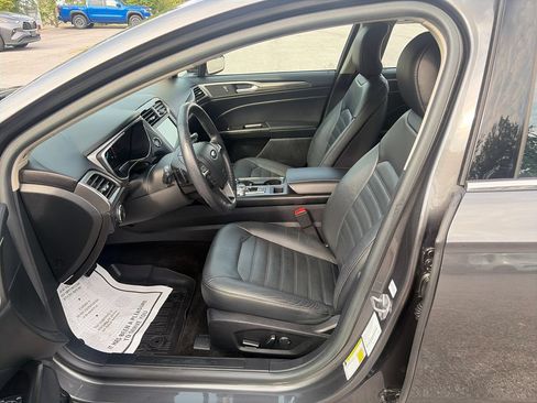 Used 2017 Ford Fusion SE w/ Fusion SE Technology Package FWD image 10