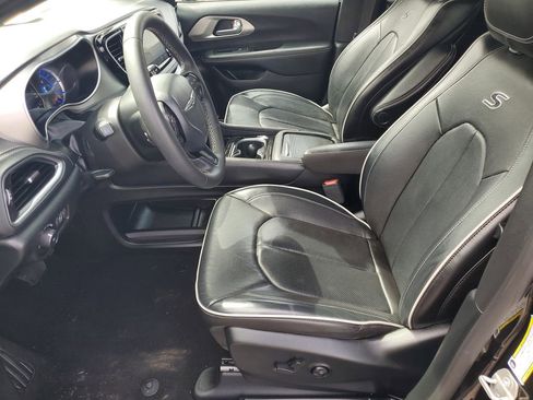 Used 2024 Chrysler Pacifica Premium image 5