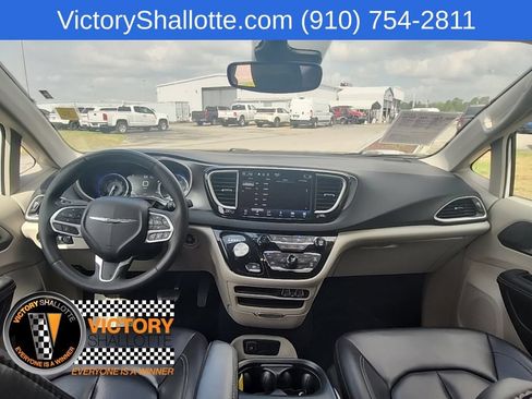 Certified 2023 Chrysler Pacifica Touring-L FWD image 5