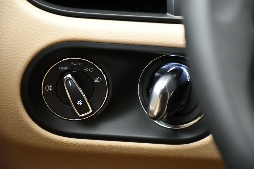 Certified 2026 Porsche Macan Turbo AWD/4WD image 25