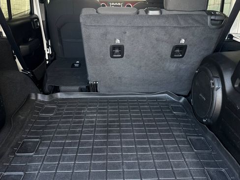 Used 2023 Jeep Wrangler Unlimited Rubicon AWD/4WD image 25