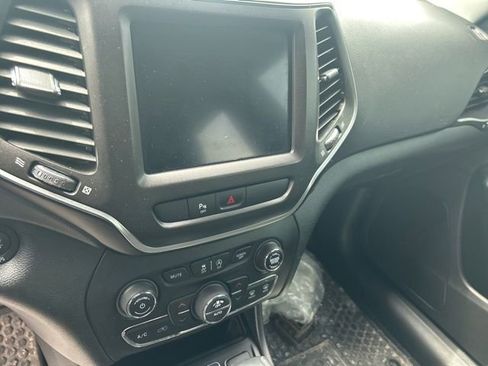 Used 2019 Jeep Cherokee Trailhawk w/ Comfort & Convenience Group AWD/4WD image 12