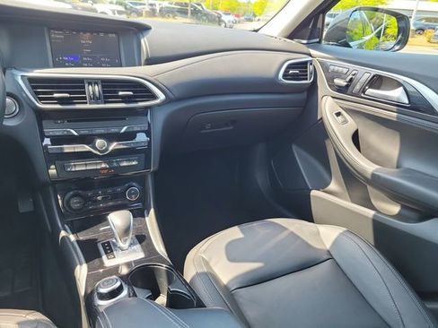 Used 2018 INFINITI QX30 Premium w/ Navigation Package FWD image 11