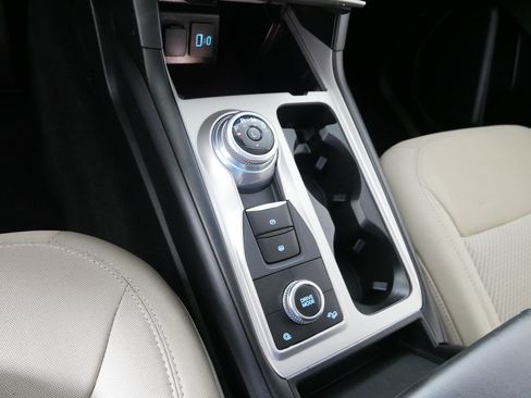 Used 2023 Ford Explorer XLT AWD/4WD image 24