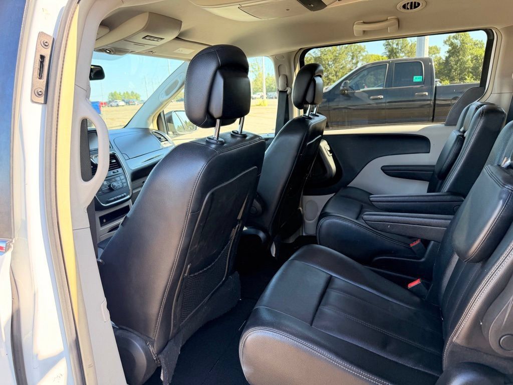 Used 2014 Chrysler Town & Country Touring FWD image 18