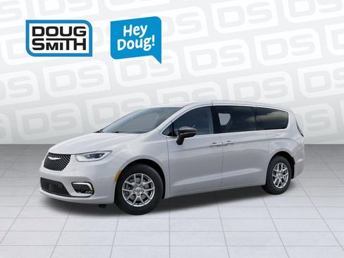 New 2026 Chrysler Pacifica Select image 2