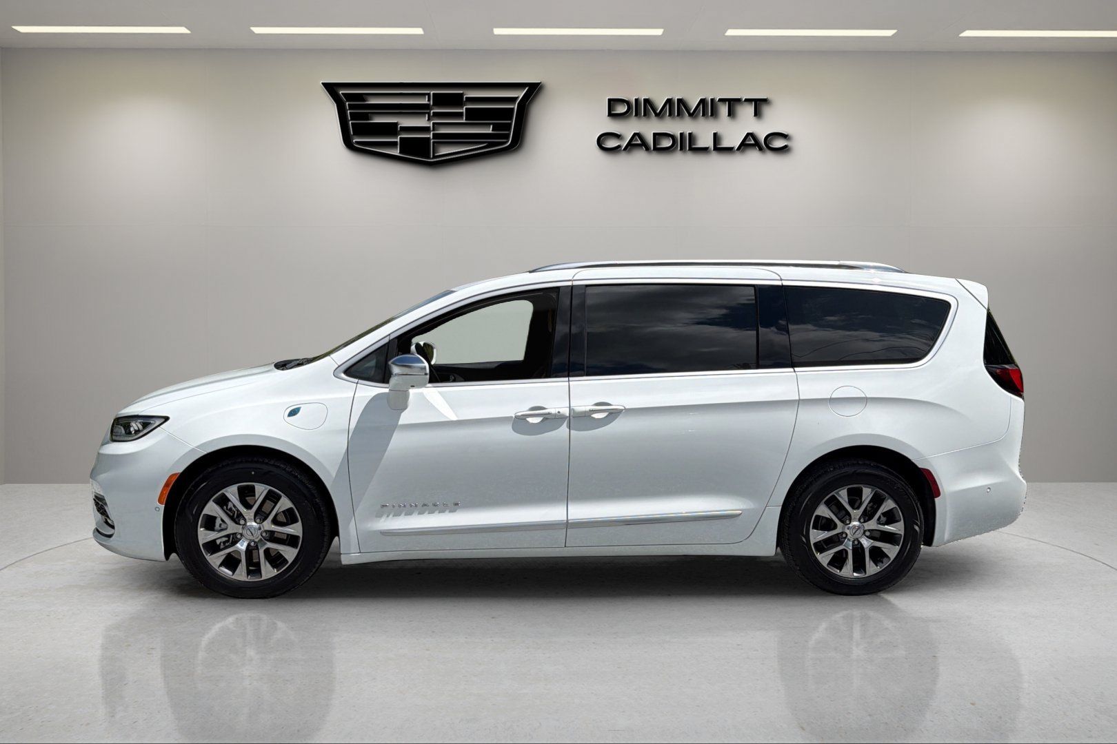 Used 2024 Chrysler Pacifica Pinnacle FWD image 8