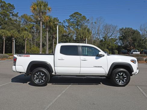 Used 2021 Toyota Tacoma TRD Off-Road w/ Technology Package image 2