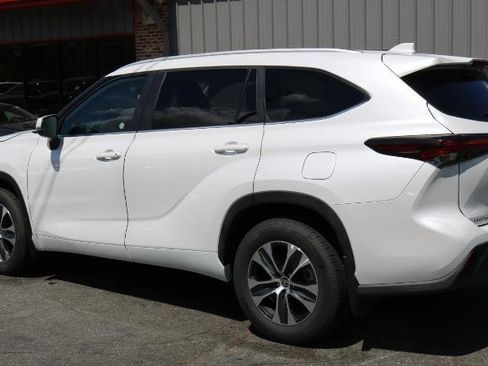 Used 2025 Toyota Highlander XLE AWD/4WD image 5