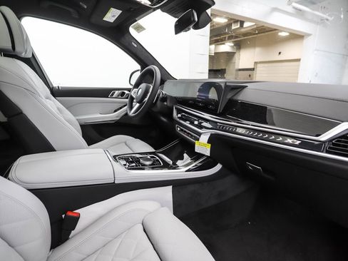 Used 2026 BMW X7 xDrive40i w/ M Sport Package image 38
