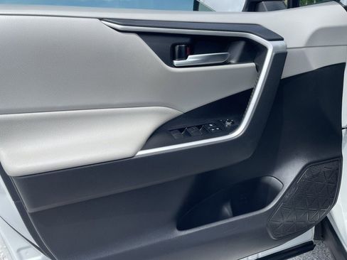 Used 2020 Toyota RAV4 XLE w/ Convenience Package FWD image 27