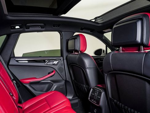 Certified 2025 Porsche Macan image 16