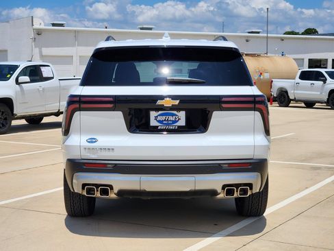 Used 2026 Chevrolet Traverse LT w/ Sun and Wheel Package FWD image 6