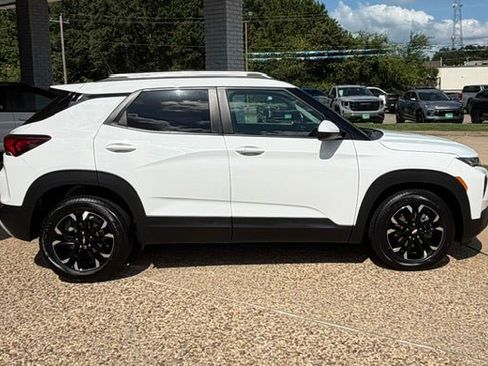 Used 2022 Chevrolet TrailBlazer LT w/ Convenience Package FWD image 2