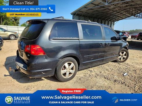 Used 2011 Volkswagen Routan SE FWD image 4