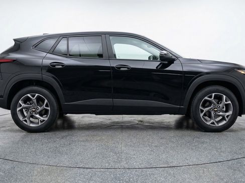 Used 2025 Chevrolet Trax LT w/ LT Convenience Package image 11