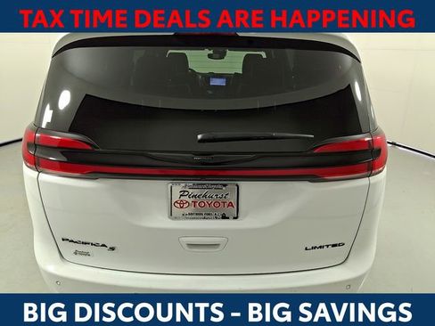 Used 2025 Chrysler Pacifica Limited image 6