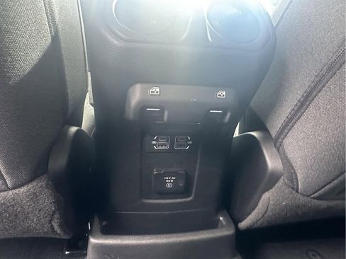 Used 2025 Jeep Wrangler Sahara image 17