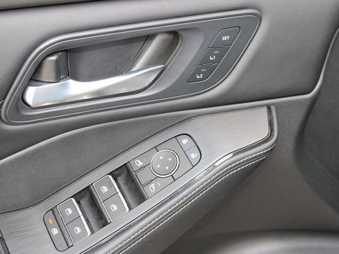 Used 2025 Nissan Rogue SL w/ SL Premium Package image 21