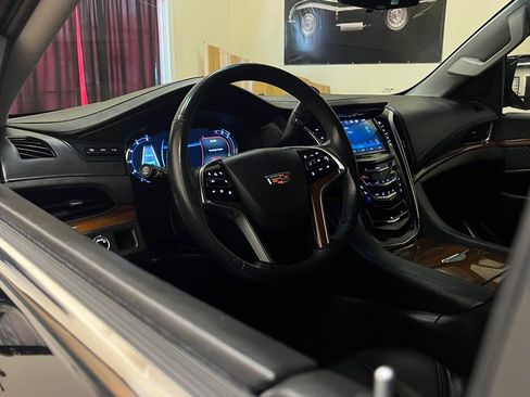 Used 2018 Cadillac Escalade Luxury RWD image 13