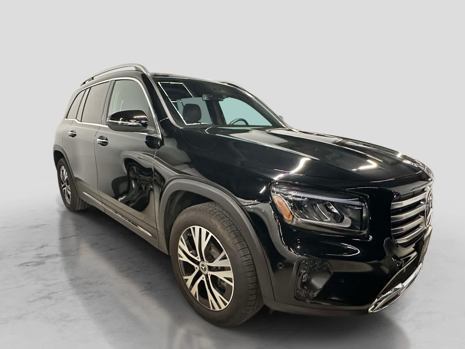 Used 2025 Mercedes-Benz GLB 250 4MATIC image 2