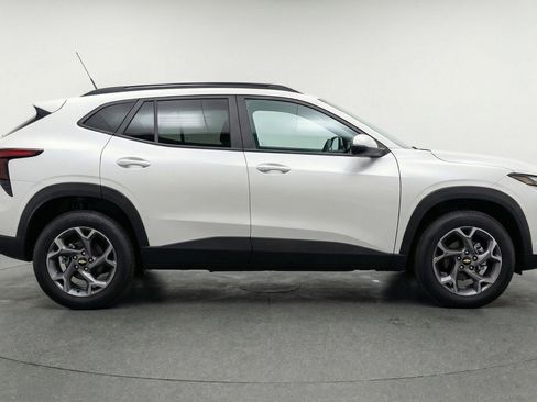 Used 2025 Chevrolet Trax LT FWD image 11