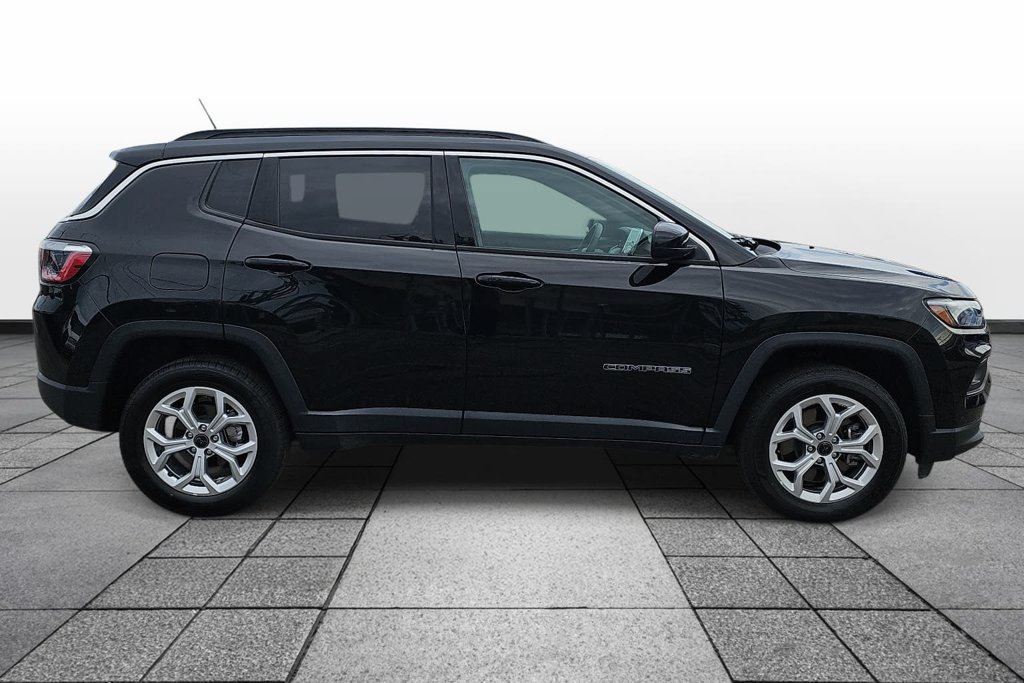 Used 2025 Jeep Compass Latitude AWD/4WD image 4