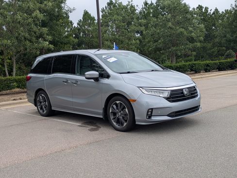 Used 2023 Honda Odyssey Elite image 2