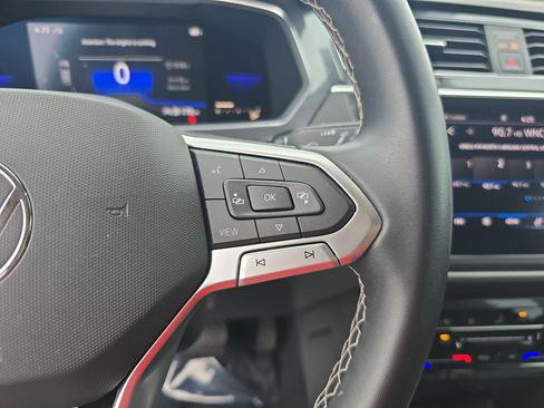 Used 2022 Volkswagen Tiguan SE AWD/4WD image 18