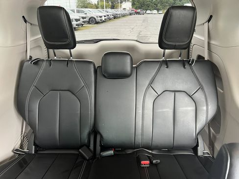 Used 2023 Chrysler Pacifica Touring-L image 30