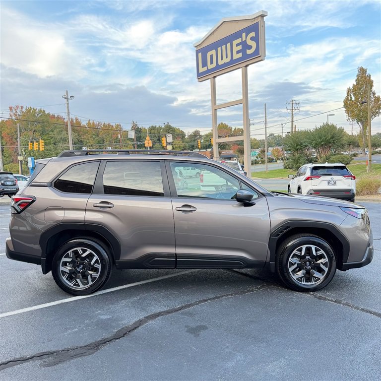 Used 2025 Subaru Forester Premium AWD/4WD image 4