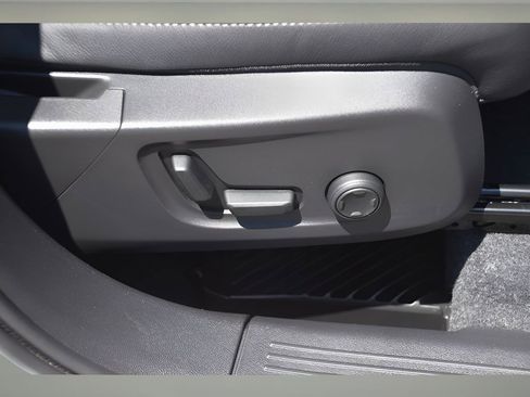 Certified 2025 Volvo XC40 B5 Plus w/ Protection Package Premier image 24