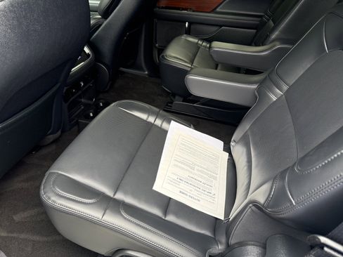 Used 2024 Lincoln Navigator Premiere AWD/4WD image 13