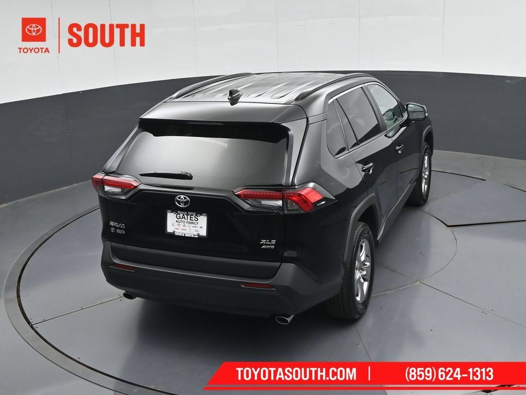 Used 2025 Toyota RAV4 XLE AWD/4WD image 42