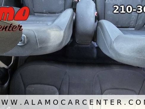Used 2015 Jeep Renegade Latitude FWD image 23