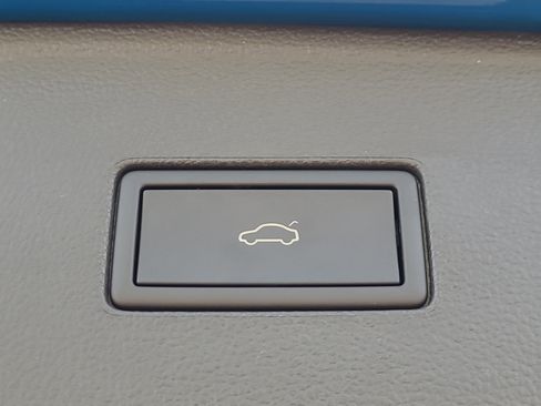 Used 2025 Volkswagen Atlas SE image 30