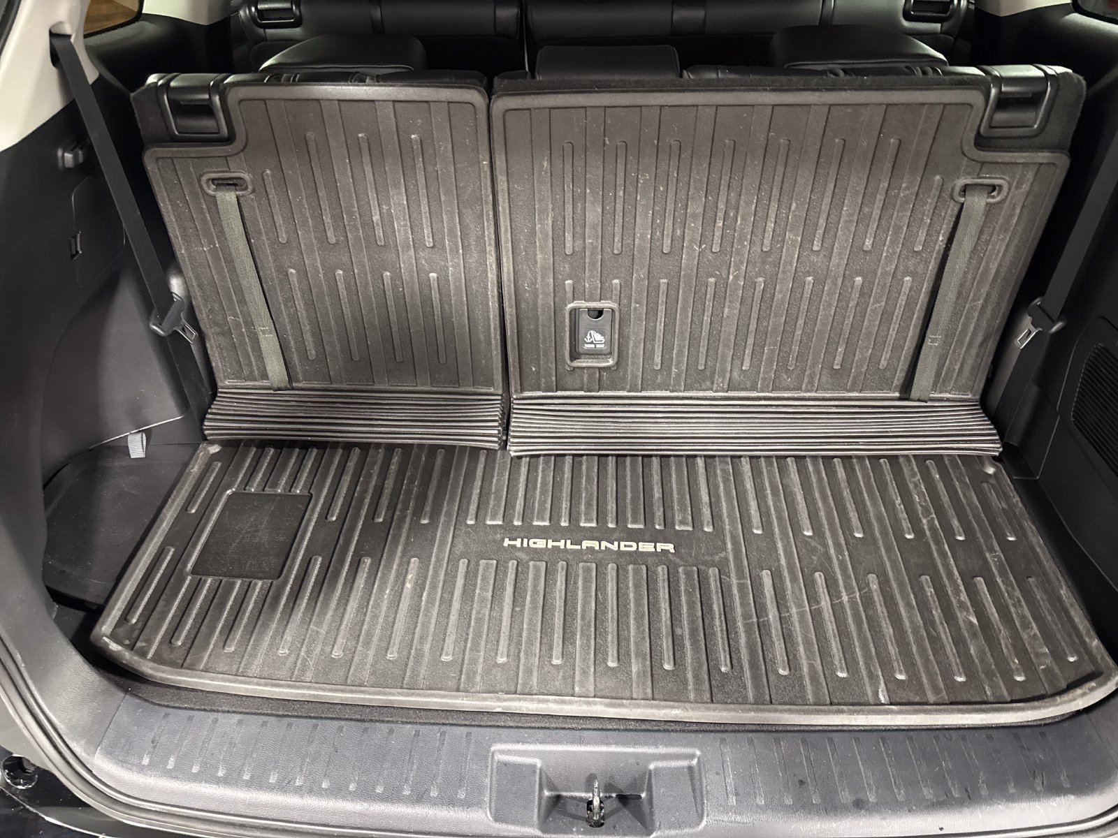 Used 2021 Toyota Highlander XLE AWD/4WD image 28
