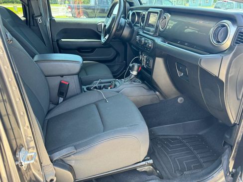 Used 2019 Jeep Wrangler Unlimited Sahara AWD/4WD image 10