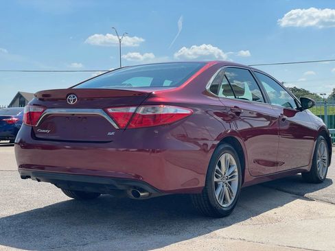 Used 2017 Toyota Camry SE image 3