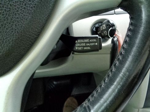 Used 2009 Volkswagen Routan SEL Premium image 23