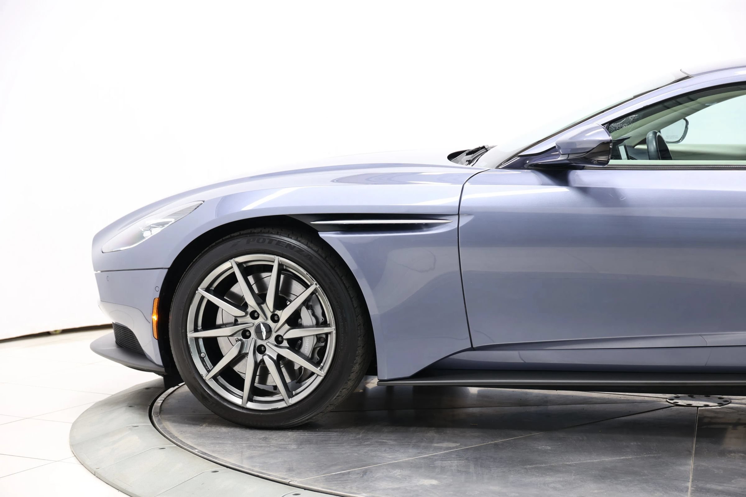 Used 2019 Aston Martin DB11 Coupe RWD image 9